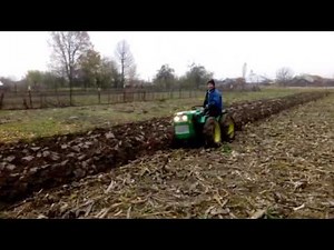 Tractor Ferrari la arat