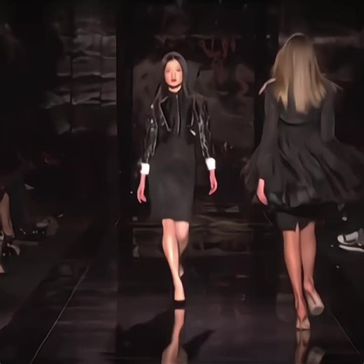 Top Fashion Moments: Models Walk to Mexican Songs