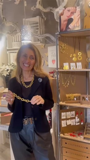 Negozio Cuore | Vestopazzo a prezzi piccoli e speciali💸 L’intramontabile catena⛓️ Bracciale o collana?🪄 ❤️Solo cose belle, da Cuore ❤️ #vestopazzo #bijoux... | Instagram