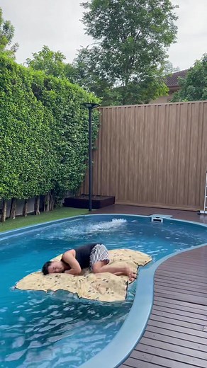 How to Enjoy a Relaxing Pool Day