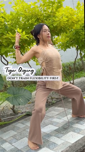 White Tiger Qigong on Instagram: "Mobility drills won’t fix bracing pain. If your nervous system is stuck in protection mode, stretching and mobility work often make chronic pain worse — not better. That’s because bracing pain isn’t a flexibility problem. It’s a nervous system regulation problem. Tiger Qigong from the 5 Element Qigong system works differently. Instead of forcing range of motion, it: • Reduces nervous system tension • Releases unconscious muscle bracing • Improves posture natural