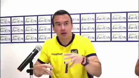 #ATENCIÓN " Viene el ministro y me dice: 'pero es que legalmente no puedo entrar, no puedo meter máquinas, no puedo hacer esto, no puedo hacer lo otro', yo le digo: 'Yo te saco de la cárcel, si es que te meten. Tranquilo, te voy a visitar y ahí te saco'", mencionó el presidente #DanielNoboa en son de “broma”, sobre que sugiere que no le importa cuán legales sean las actuaciones de sus ministros y les pide que ejecuten.
