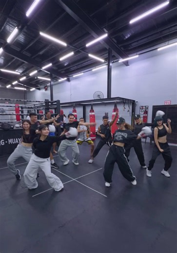 Budots habang nagba-boxing, Muay Thai, o Jujitsu. 😜 @THE LAB - Pioneer Center Coaches diri baduy. 🥊🔥 #VVINK_Baduy #budots #boxing #fyp #pinoytiktok