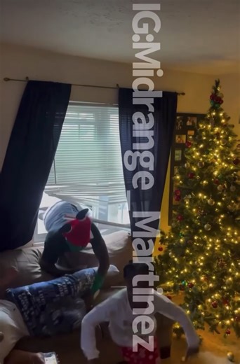 The Grinch prank don’t scare hood kids they tore me up 🤦🏾‍♂️😡 #explore #grinch #christmas