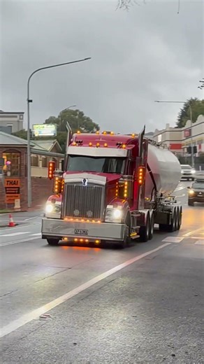 McCabe T610 SAR Kenworth heading west from Lithgow