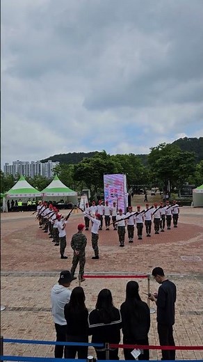 무거운 M1 개런드 소총을 자유롭게 돌리는 해병대 의장대 _ 시범 공연을 위한 리허설 7 : 김선규교수