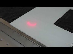 パルレーザー製 CO2レーザーマーカーでアクリル板をカット