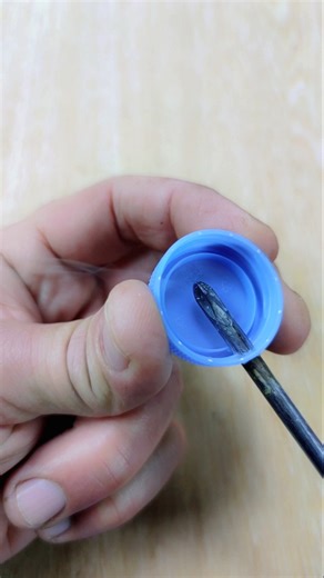 A useful trick using a plastic cap to repair a damaged charging cable #DIY #Tips #Hacks