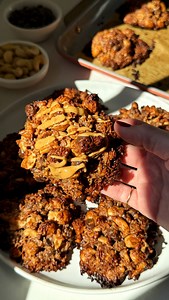 PEANUT BUTTER BROWNIE MAGIC COOKIES!!!🍫🥜💫5 ingredients and 5 minutes of effort to make these delicious crunchy addicting cookies. this is the 5th iteration of magic cookies on my website and of course - this one is my favorite. anything chocolate peanut butter immediately is a winner in my book. like this post comment “COOKIES” and i’ll message you how to make them and the link to these perfect @pyrexhome glass mixing bowls!! i tossed plastic bowls a few months ago and these glass ones are pu