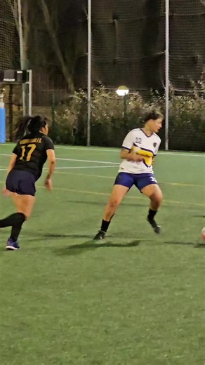 Fue una jugada espectacular: Sandra Luzzardo ejecuta un pase exquisito, y Ruht Sánchez, con un movimiento increíble, se hace un autopase, esquiva a la defensa y, de pierna izquierda, define un golazo brillante. Esos autopases, de verdad, son la magia que enamora a la afición en la gloriosa Liga L&N. @rouss.sanchez13 #seguidores