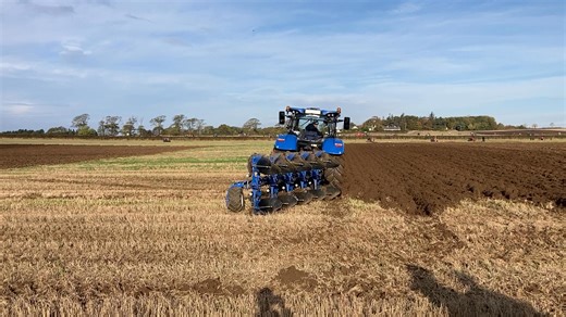 New Holland tractor and 5 furrow reversible plough at the Scottish Ploughing Championships 2023. #newholland #ploughingmatch #scottishploughing | The Farming Enthusiast