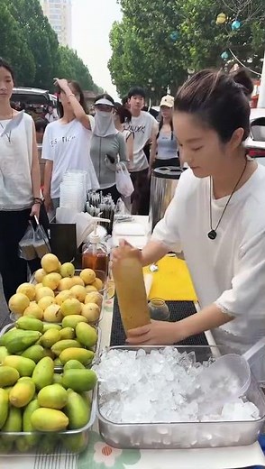 Make lemonade with ice cubes for sale to make money
