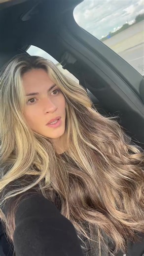 People tell me I look like Shakira everyday 🤣 #shakira