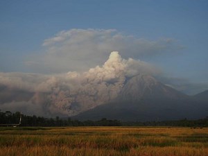 Erupciones del volcán Semeru en Java Oriental generan preocupación entre habitantes locales