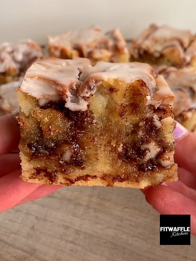 CINNAMON ROLL BANANA CAKE 😍 This is easily one of my favourite cakes I’ve made!! It’s very similar to the apple cinnamon cake (also one of my favourite recipes) but this one also tastes like banana bread 🤤 It’s easy to make and sooo delicious! Just like warm cinnamon rolls but in cake form 🙌 Sound on full instructions 🔉 Swipe for cake ASMR 👉 All you need is👇 For the Cinnamon swirl: 150g light brown sugar 2 tbsp cinnamon 120g unsalted butter, melted For the Cake: 360g plain flour 200g caste