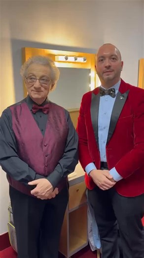 OperaLibera® on Instagram: "“Così fan tutte” è un laboratorio di forma e caratterizzazione musicale in cui Mozart porta all’estremo le possibilità dell’opera buffa “seria”, usando struttura, tonalità, timbri e retorica per mettere alla prova l’idea stessa di fedeltà. Tra i protagonisti, Don Alfonso è il regista cinico dell’esperimento sulla fedeltà femminile, un “vecchio filosofo” scapolo che sfida i giovani ufficiali Ferrando e Guglielmo scommettendo che le loro fidanzate, Fiordiligi e Dorabell