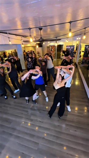 🔥 THURSDAYS — BEGINNER & INTERMEDIATE SOCIAL DANCE TRAINING 🔥 For everyone who wants to improve their social dancing, Thursdays are your day. Every Thursday we offer Beginner & Intermediate training at the same time — one class for beginners and one for intermediate dancers — both focused on helping you feel more confident, comfortable, and fluid on the social dance floor. In this Full Modern Bachata Training, we help you improve your social dance using elements of: • Sensual Bachata • Urban B