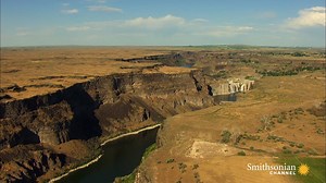 Daredevils, tune in! Evel Knievel and his steam-powered rocket bike launched in to mid-air across Snake River Canyon on this day in 1974, and escaped with no more than a broken nose. Aerial America invites you in on the stunt. http://bit.ly/2Gc9XHL | Smithsonian Channel