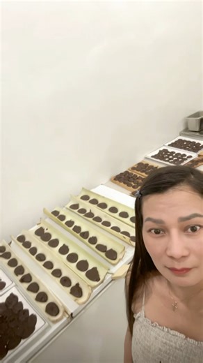 Homemade Tablea from Cacao Seeds 🌰 1️⃣ Ferment cacao seeds for 5–7 days. 2️⃣ Dry under the sun for 5–7 days. 3️⃣ Roast until aromatic. 4️⃣ Remove shells, keep the cacao nibs. 5️⃣ Grind until it becomes smooth paste. 6️⃣ Mold into tablea and let it harden. Batirol mainit na gatas = perfect tsokolate! ☕o Champorado #TableaMaking #CacaoToChocolate #PinoyPride #SmallBusinessPH #champorado #foodlover #highlights2025 | Noraj Paulin