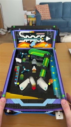 The LEGO Icons Arcade Pinball Machine can be played and has a scoring system