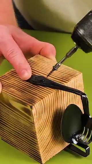 A wooden block, old spoon, and fork turn into a sturdy stand that barely tips, and the final result looks oddly smart 🔧