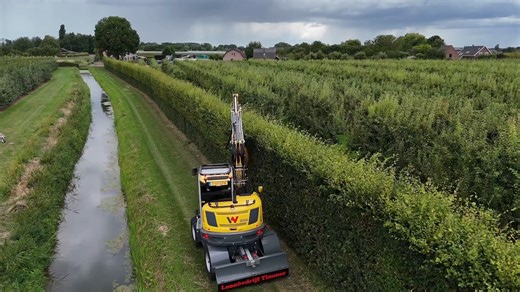 From above, you truly see what our machines are capable of. Loonbedrijf Timmer’s Wacker Neuson excavator is equipped with our 𝐃𝐑𝐇𝐒𝟓𝟓 𝐝𝐨𝐮𝐛𝐥𝐞 𝐫𝐨𝐭𝐚𝐭𝐨𝐫 𝐚𝐧𝐝 𝐇𝐒𝟏𝟓𝟎𝐇𝐑 𝐡𝐞𝐝𝐠𝐞 𝐭𝐫𝐢𝐦𝐦𝐞𝐫. The footage clearly shows the power of this combination and just how precisely it can operate, even at 𝐠𝐫𝐞𝐚𝐭 𝐡𝐞𝐢𝐠𝐡𝐭 or in 𝐡𝐚𝐫𝐝-𝐭𝐨-𝐫𝐞𝐚𝐜𝐡 𝐚𝐫𝐞𝐚𝐬. Thanks to Loonbedrijf Timmer for sharing these great shots! -- Vanuit de lucht zie je pas écht wat onze machines a