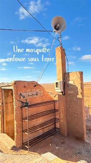 Melina Boutaghou on Instagram: "Masjid El Muwahiddine à Rogassa 📍El Bayedh Sous le sable de cache , un lieu de foi, de résistance et de secret. Masjid El mouwahiddine est une mosquée enfouie, creusée discrètement dans la roche durant la période coloniale, au cœur de la Résistance. L’architecture semi-troglodytique n’est pas un hasard elle permettait de se dissimuler, de protéger les combattants et de cacher des armes à l’abri des regards. Ce lieu n’était pas seulement stratégique ,il était auss