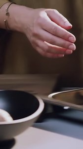 Confiez la cuisson de vos plats à votre four Siemens ! Équipé de capteurs intelligents cookControl Plus, il prend en charge la cuisson et le rôtissage, pour un résultat parfait. Sélectionnez le plat que vous souhaitez préparer et votre four ajuste automatiquement les paramètres nécessaires et s'éteint une fois la cuisson terminée. Détendez-vous et savourez chaque bouchée en toute tranquillité ! Tous nos fours sur notre site : https://loom.ly/t_7EX5c | Siemens Home