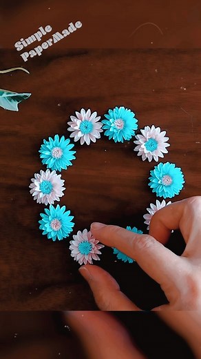 紙工作ぺん / SimplePaperMade | クラフトパンチで可愛い小花🌸 簡単に作れるからお気に入り♪ #クラフトパンチ #ペーパーフラワー #作品紹介 #制作過程 #大人可愛い #paperart #diycrafts #paperflowers #paperpunch | Instagram