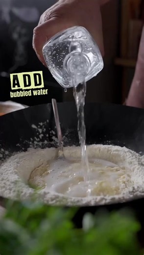 Piept de pui fâșii, condimente, sos de soia și treaba aproape că-i gata. Azi, chicken fingers. :) | Adrian Hadean