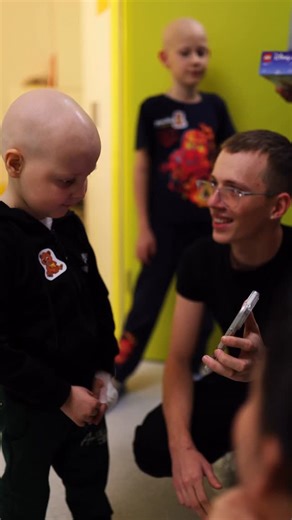 Cancer Fighters on Instagram: "To się wydarzyło naprawdę. Bez scenariusza, bez ściemy… Prosto od @1wron3k i ekipy: @amar_8yg , @youngklon , @anglik2k dzieciaki dostały piękne prezenty i jeszcze cenniejszą obecność. Łączna wartość prezentów od ekipy Saygon to 10 000 zł ❤️ Były rozmowy, uśmiechy, TikToki, autografy i chwile, które zostaną z nimi na długo… I wydarzyło się też coś niesamowitego: 💥 50 000 zł przekazał @mrdzinold 💥 kolejne 10 000 zł dorzuciła ekipa bungee Chłopaki - to z pewnością b