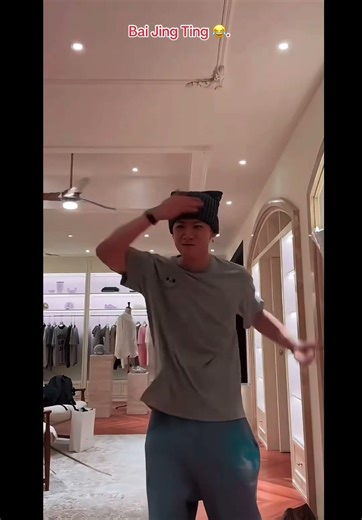 Bai Jing Ting doing his dance 😂.