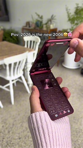 Flip Phones: The Comeback of 2000s Aesthetic