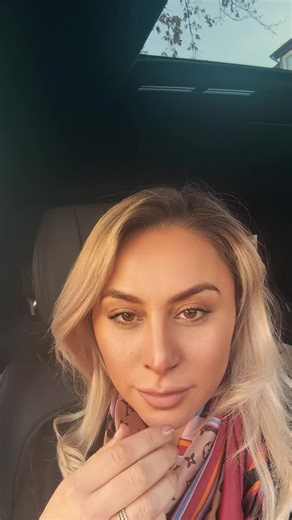 Wenn du den 50. Geburtstag deiner Mitarbeiterin feierst… alles perfekt vorbereitet ist… und du dann merkst: Die Blumen stehen noch im Auto. 🙈🌸 Typisch Pflegedienst-Alltag – immer unterwegs! #pfl#pflegealltagl#pflegedienstl#pflegemitherza#teamliebel#pflegeleben