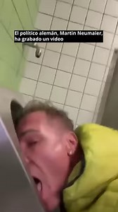 Martin Neumaier es candidato a las elecciones municipales por el Partido Democrático Libre (FDP) en Aalen, una ciudad ubicada en la región alemana de Stuttgart. Hace unas horas, el político decidió lanzar a través de la red social 'X' un vídeo de menos de un minuto donde lame varios inodoros. Dijo que lo hacía por un "castigo", pero no precisó a qué se refería. Aparece en un baño público. Neumaier no solo decide grabarse lamiendo retretes, sino que también aparece haciendo lo propio con escobill