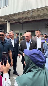 Bila PMX Anwar Ibrahim Ambil Phone Staff Perodua