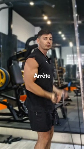 🚫 Arrête d’entraîner tes biceps après ton dos sur la même séance, si tu galères à faire grossir tes bras. Quand tu fais le dos, tes biceps bossent déjà sur tous les exercices de tirages. Donc quand tu les fait à la fin de ta séance, ils sont déjà cramés. 😮‍💨 👉 À la place, tu peux essayer ce format d’entraînement : Fais un jour dos triceps et un autre pecs biceps. Tu peux même commencer ces séances par les exercices d'isolation des bras. Comme ça, ils sont frais. Tu pourras mettre de l’intens