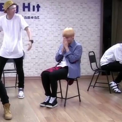 when they had to keep cutting the dance practice cause tae couldnt stop laughing 😭😭