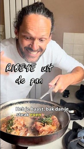 Perfecte steak uit de pan. Mooie ribeye bakken met jus. #recept
