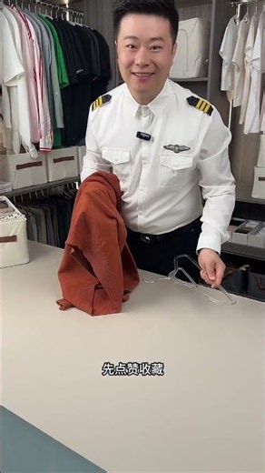 Right way to hang a sweater for mastering. #Clothing tips #Folding clothes #Space saving