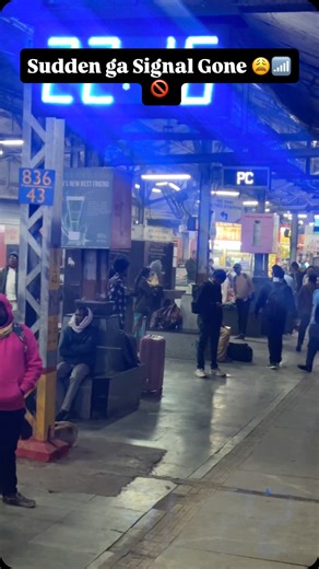 𝙑𝙞𝙨𝙝𝙣𝙪⚡ on Instagram: "😩 Video click cheddam anukunna exact moment lo… TUNNEL ENTRY! 📶🚫😂 Nagpur route lo train journey ante idhe main problem raa… Forest area full → signal almost ZERO → net panic FULL ON 😭 Nagpur station reach ayyina tarvatha kuda tension 😬 “Inka signal raada?” ani worry… Finally reason telisindi 🤦‍♂️ 👉 SIM selection MANUAL lo undi! Automatic ki change cheyyagane… BOOM 💥 SIGNAL BACK! 😂🔥 Meanwhile Mukesh food entry 😋 🍔 Chicken Burger 🍟 Peri Peri Fries Train j