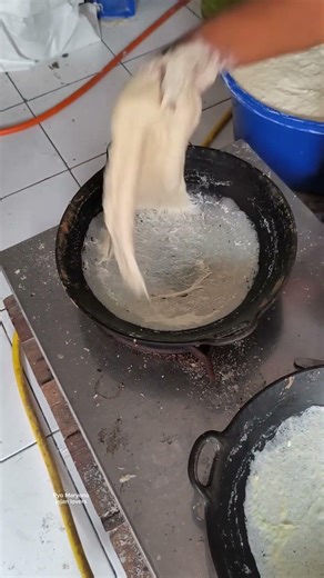 the skill of making spring roll skin as thin as paper #streetfood #traditionalfood #foodie
