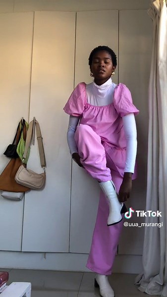 The pink aesthetic of my dreams said hello this morning. Pink jeans and a pink dress? Together? Yes! Yes please, I’m no corporate baddie but this can be your high fashion corporate barbie. A doll. Style this pink dress with me as today’s work outfit. How to dress to work on casual days.