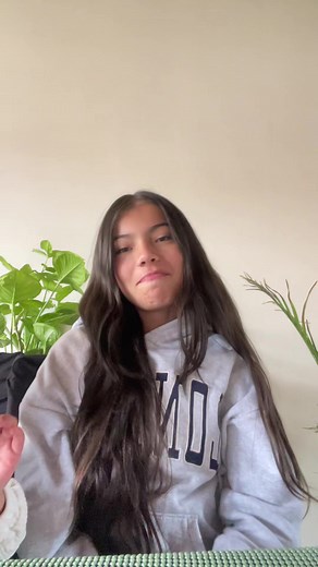 Bella en La Reina del Flow y Hija del Mariachi