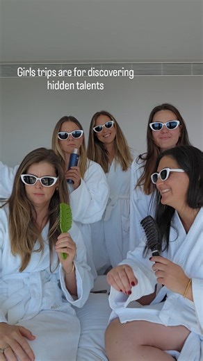 Lucky our "day jobs" include having fun and fully paid-for girls trips 💃 Switching to earning online has given me more than a multiple 4-figure monthly pay cheque. ▪︎ The slower mornings ▪︎ The choice of how and when to work ▪︎ The full tank of fuel ▪︎ Saying yes to the extras ▪︎ Paid travel to destinations I never thought I’d see (hello Tulum, Mexico and Maldives) ▪︎ And the new friends I never knew I needed 🫶 Plus, it gives us the freedom to film random reels on a Wednesday afternoon at a lu