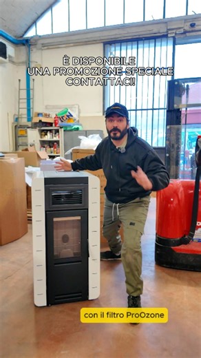 🔥 La stufa ideale esiste. Ed è firmata Caloritaly. 🔥 Cerchi una stufa a pellet potente, efficiente e installabile senza canna fumaria? La risposta è IDEALE 10 kW – 5 stelle, certificata con filtro fumi ProOzone. Con la sua potenza, è adatta a riscaldare fino a 120 mq, garantendo comfort e affidabilità. È dotata di braciere in ghisa ed è inoltre canalizzabile, per portare il calore anche in più ambienti. 🇮🇹 Made in Italy, prodotta direttamente a Modena. 🚚 Pronta consegna, per procedere subit
