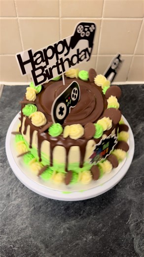 Green and white chocolate drip birthday cake 💚🍰 #cake #fyp #dripcake