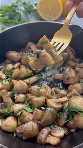 Spanish Garlic Mushrooms (Champiñones al Ajillo)