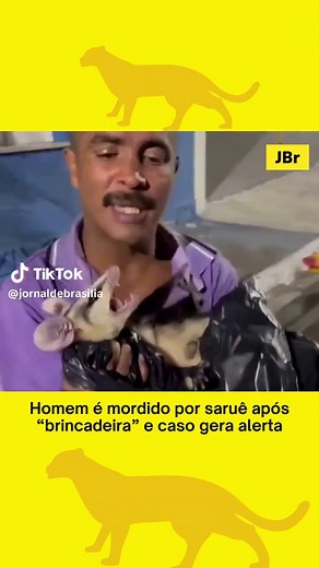 🐾 Um vídeo que começou a circular nas redes sociais no domingo (3/5) mostra o momento em que um homem tenta colocar um saruê — também conhecido como gambá — na boca e acaba sendo mordido pelo animal. A cena gerou repercussão e críticas pela atitude considerada imprudente. ⚠️ Especialistas explicam que o saruê é um animal silvestre e, apesar de geralmente não ser agr3ssivo, pode reagir quando se sente am3açado. Nesse caso, a mordida foi uma resposta de defesa diante de uma situação de extremo es