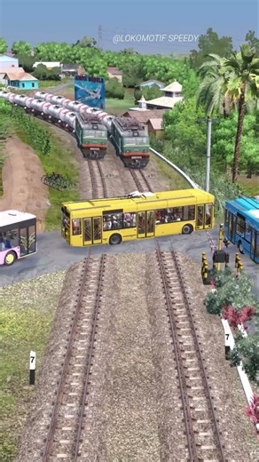 Kereta Api India Tanki Pertamina Hindari Bus Tayo #railtrack #train #railway #indianrailways